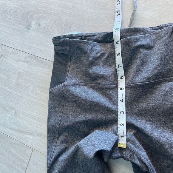 Lululemon free runner crop leggings size 6 - Picture 5 of 8